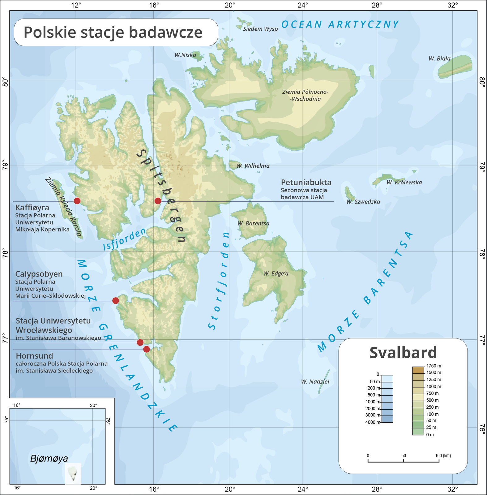 Grafika przedstawia mapę hipsometryczną Spitsbergenu z oznaczonymi Polskimi stacjami badawczymi. W prawym dolnym rogu legenda z oznaczeniami kolorów użytych na mapie oraz podziałką liniową. Mapa pokryta siatką południków i równoleżników co jeden stopień. Czerwonymi kropkami oznaczono pięć stacji, obok nich podano nazwy oraz krótki opis. W centralnej części znajduje się stacja Petuniabukta, sezonowa stacja badawcza UAM; wzdłuż zachodniego wybrzeża cztery pozostałe: KaffioyrKaffioyra, Stacja Polarna Uniwersytetu Mikołaja Kopernika; Calypsobyen, Stacja Polarna Uniwersytetu Marii Curie‑Skłodowskiej; Stacja Uniwersytetu Wrocławskiego imienia Stanisława Baranowskiego; Hornsund, całoroczna Polska Stacja Polarna IGF PAN.