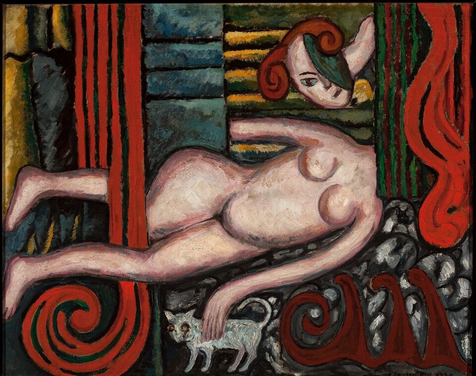 Obraz przedstawia rozczłonkowane, nagie ciało kobiety. Postać leży na lewym boku. Stopy kobiety opierają się o lewy brzeg obrazu. Postać ma okrągłe biodra. Prawa ręka kobiety jest wyprostowana, ale dłoń jest ukryta za kotarą. Lewą ręką głaszcze kota o jasnej sierści. Zwierzę ma duże oczy i uniesiony ogon. Kobieta ma okrągłe, niewielkie piersi. Głowa kobiety nie znajduje się na właściwym miejscu, leczy wychyla się zza kotary. Kobieta ma owalną twarz. Postać ukazuje twarz w całości, ale lewy profil jest zasłonięty przez duży liść. Kobieta ma spiralnie zakręcone na czubku głowy, rude włosy. Jej czoło jest wysokie, brwi ciemne, a oczy duże, w kształcie migdałów. Postać leży na wzorzystym dywanie. Otaczają ją pasiaste kotary i pasma nienaturalnie długich, rudych włosów.