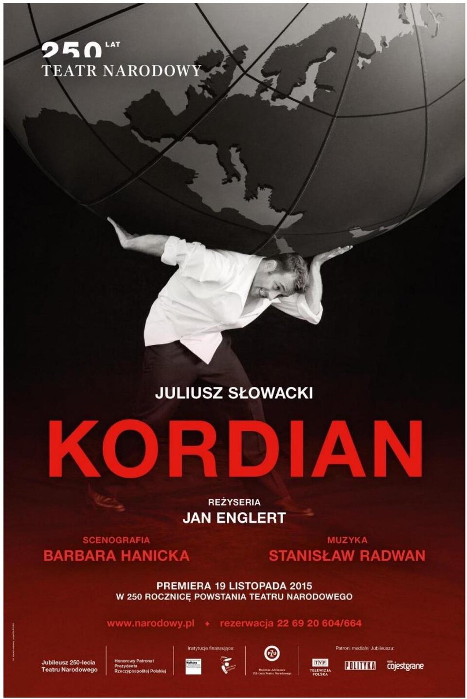 Plakat do przedstawienia „Kordian” Juliusza Słowackiego w reżyserii Jana Englerta, wystawionego w Teatrze Narodowym w 2015 roku, ma prostą, ale symboliczną kompozycję. Premiera odbyła się 19 listopada 2015 roku, w 250. rocznicę powstania Teatru Narodowego.

W górnej części plakatu znajduje się napis „250 LAT TEATR NARODOWY”, umieszczony na tle ciemnego globusa z zarysami mapy Europy. Pod globusem widoczna jest postać mężczyzny w białej koszuli, który podtrzymuje go rękami. Centralne miejsce zajmuje duży, czerwony napis „KORDIAN”, a nad nim znajduje się nazwisko autora – „JULIUSZ SŁOWACKI”. Niżej podano najważniejszych twórców spektaklu: reżysera Jana Englerta, scenografkę Barbarę Hanicką oraz kompozytora Stanisława Radwana. Na dole umieszczono informacje o premierze i jubileuszu Teatru Narodowego.

Kolorystyka plakatu jest stonowana i opiera się głównie na czerni, bieli, szarości oraz intensywnej czerwieni. Czerwona czcionka tytułu przyciąga uwagę i może kojarzyć się z krwią, walką oraz dramatycznymi wydarzeniami związanymi z losami Polski. Globus można interpretować jako symbol świata i historii, a jednocześnie jako znak uwikłania jednostki w wielkie wydarzenia polityczne i narodowe.

Plakat dobrze oddaje charakter spektaklu Englerta, który nie przedstawiał „Kordiana” wyłącznie jako historii pojedynczego bohatera, lecz podejmował temat polskich wyborów, narodowych mitów, patriotyzmu i polskiej mentalności. W spektaklu Kordiana odgrywało trzech aktorów, co podkreślało różne oblicza bohatera i jego wewnętrzne rozdarcie.

Moim zdaniem plakat jest oszczędny w formie, ale bogaty w znaczenia. Najbardziej wyróżnia się czerwony tytuł oraz globus, które przyciągają wzrok i sugerują, że przedstawienie dotyczy nie tylko losów Kordiana, ale również historii i problemów całego narodu.