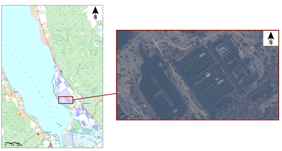 Ilustracja składa się z dwóch części przedstawiających teren niedokończonej elektrowni jądrowej w Żarnowcu. Po lewej stronie znajduje się mapa okolicy Jeziora Żarnowieckiego z zaznaczonym prostokątem wskazującym lokalizację obiektu. Na mapie widoczne są m.in. miejscowości Nadole, Czymanowo i Kartoszyno, lasy, drogi oraz linia brzegowa jeziora. Po prawej stronie pokazano powiększenie zaznaczonego obszaru w postaci zdjęcia lotniczego. Widoczne są zarysy dużych betonowych konstrukcji i fundamentów niedokończonej elektrowni, otoczone drogami oraz porośniętym roślinnością terenem. Obie części ilustracji zawierają strzałkę wskazującą kierunek północy, a zdjęcie lotnicze dodatkowo posiada podziałkę o długości do 60 metrów. Prostokąt na mapie połączono z powiększeniem linią wskazującą prezentowany fragment terenu.