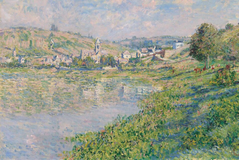 Obraz przedstawia spokojny pejzaż z widokiem na niewielkie miasteczko położone nad brzegiem rzeki. W centrum kompozycji widać zabudowania z kościołem, które odbijają się w delikatnie falującej wodzie. W tle rozciągają się łagodne wzgórza, utrzymane w pastelowych odcieniach zieleni, beżu i błękitu.

Na pierwszym planie widoczna jest zieleń porastająca brzeg rzeki, pełna kwiatów i roślinności, co dodaje obrazowi świeżości i życia. Po prawej stronie widać kilka drzew oraz postacie ludzi i zwierząt, które wtapiają się w sielankowy krajobraz.

Charakterystyczne dla impresjonistycznego stylu są lekkie, krótkie pociągnięcia pędzla i subtelne przejścia kolorów, które oddają ulotność światła i atmosfery. Obraz emanuje spokojem i harmonią, zatrzymując widza w idyllicznej chwili nad brzegiem rzeki.