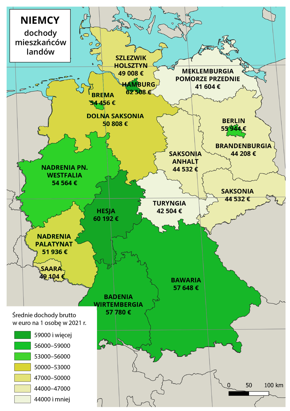 Ilustracja przedstawia mapę Niemiec z podziałem na landy. Wody zaznaczono kolorem niebieskim. Na mapie przedstawiono granice państw i landów. Na mapie za pomocą kolorów (od ciemnozielonego dla najwyższych wartości do bladożółtego dla najniższych) przedstawiono średnie dochody brutto w euro na jedną osobę w dwa tysiące dwudziestym pierwszym roku. Opisano nazwy landów oraz obok nich podano kwoty w euro. Mapa pokryta jest równoleżnikami i południkami. Dookoła mapy w białej ramce opisano wartości długości i szerokości geograficznej co dwa stopnie. Na dole mapy w legendzie wyjaśniono znaki użyte na mapie. Na mapie na się wyróżnić wyraźny spadek średnich dochodów w landach, które dawniej należały do NRD. 
Hamburg – 62508 Euro. 
Hesja – 60192 Euro. 
Badenia Wirtembergia – 57780 Euro. 
Bawaria – 57648 Euro. 
Berlin – 55944 Euro. 
Nadrenia Północna Westfalia – 54567 Euro. 
Brema – 54456 Euro. 
Nadrenia Palatynat – 51936 Euro. 
Dolna Saksonia – 50808 Euro. 
Saara – 49104 Euro. 
Szlezwik Holsztyn – 49008 Euro. 
Saksonia Anhalt – 44532 Euro. 
Saksonia – 44532 Euro. 
Brandenburgia – 44208 Euro. 
Turyngia – 42504 Euro. 
Meklemburgia Pomorze Przednie – 41604 Euro.
