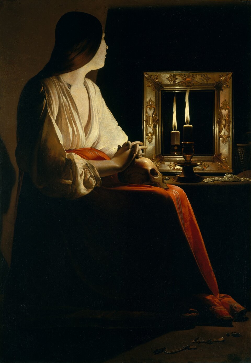 Ilustracja przedstawia obraz Georgesa de la Toura „Maria Magdalena Pokutująca”. Ukazuje kobietę siedzącą przy stole, na którym stoi zapalona świeca przy lustrze. Trzyma ona na kolanach czaszkę. Ubrana jest w długą czerwoną spódnicę i białą koszulę. Dominantą kolorystyczną są brązy i beże, czerwień sukni jest stonowana, łączy się z pozostałymi barwami. W obrazie malarz zastosował światłocień charakterystyczny dla Caravaggia, jednak źródłem światła jest świeca, a u Włocha było ono zazwyczaj niewidoczne.