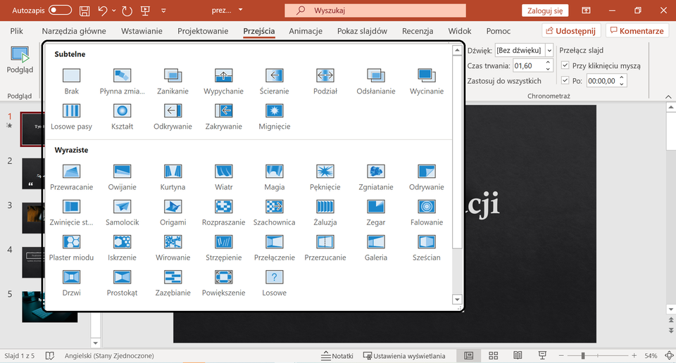 Ilustracja przedstawia otwarty program PowerPoint, w którym otwarta jest prezentacja. U góry na pasku zadań została wybrana opcja Przejścia. Po jej kliknięciu otworzyło się duże okno z wieloma opcjami wyboru przejścia. Zostały one podzielona na Subtelne oraz Wyraziste. 