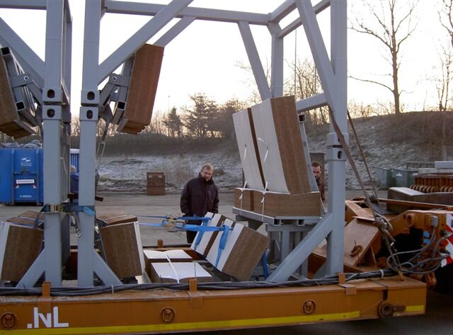 Na zdjęciu widoczna platforma transportująca bloki z włókna kokosowego.