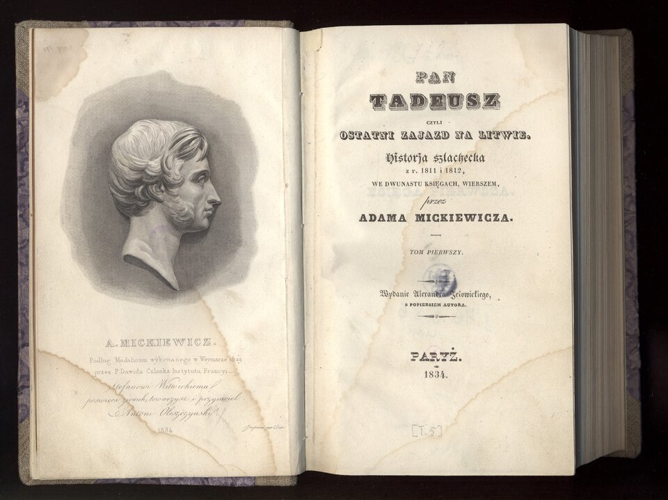 Zdjęcie przedstawia otwartą księgę. Na prawej kartce znajduje się na górze napis Pan Tadeusz czyli ostatni zajazd na Litwie. Poniżej znajdują się kolejno napisy: historia szlachecka z roku 1811 i 1812, w dwunastu księgach, wierszem przez Adama Mickiewicza, tom pierwszy, Paryż, 1834. Na lewej kartce widoczny jest zaś szkic prawego profilu mężczyzny, jest to Adam Mickiewicz. Ma on gęste włosy oraz bokobrody. Nos jest długi i prosty. Na stronach widoczne są plamy.