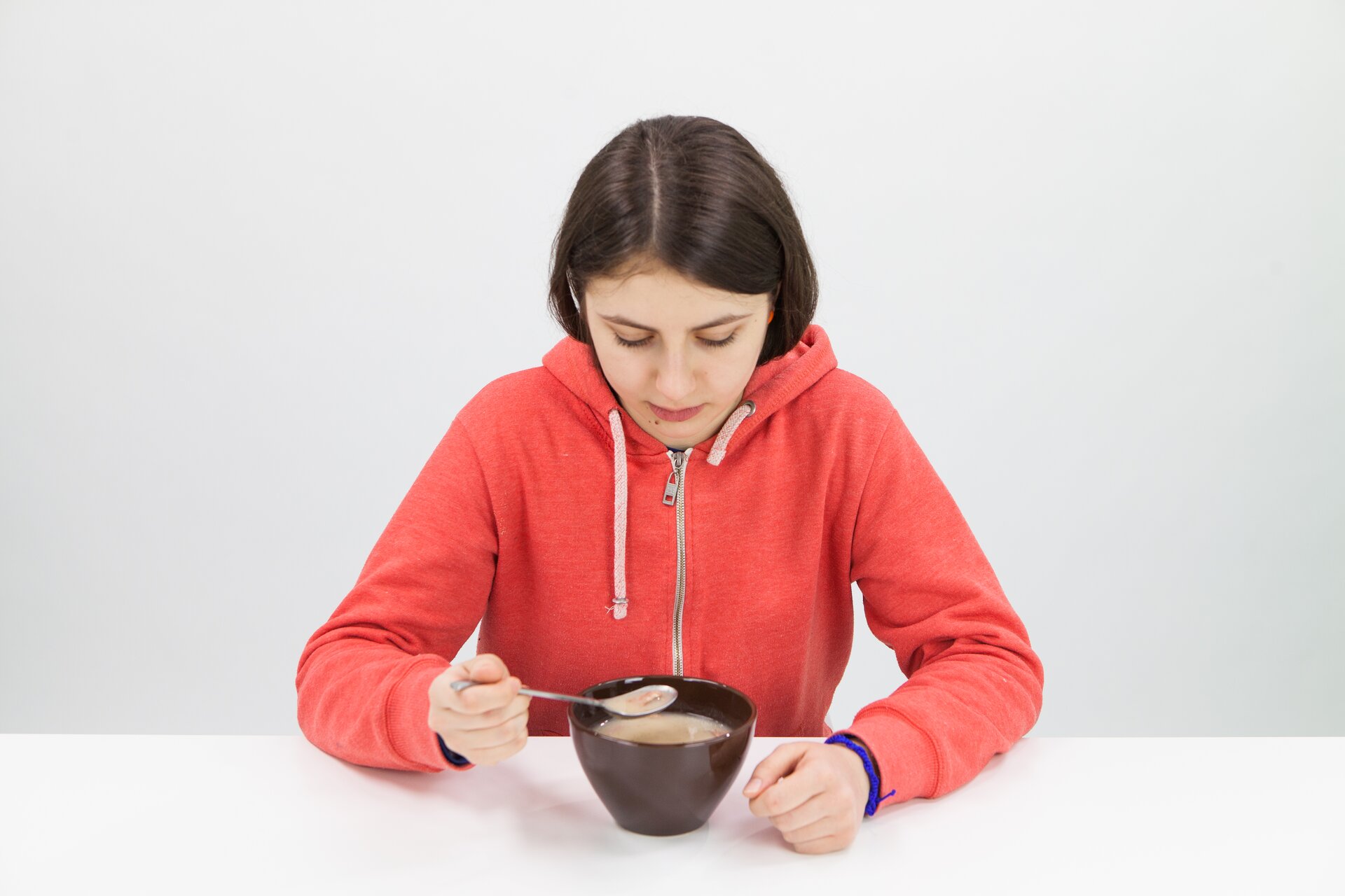 Na drugiej fotografii widoczna dziewczynka jedząca posiłek.