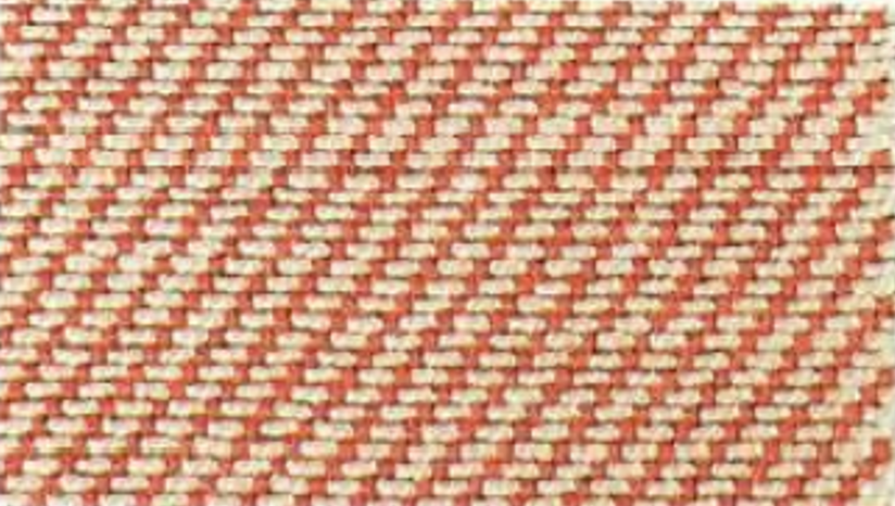 Na zdjęciu widoczny fragment tkaniny biało‑pomarańczowej w powiększeniu, której nitki przeplatają się ze sobą w taki sposób, że tworzą drobny, skośny wzór. Nagranie tożsame z treścią.