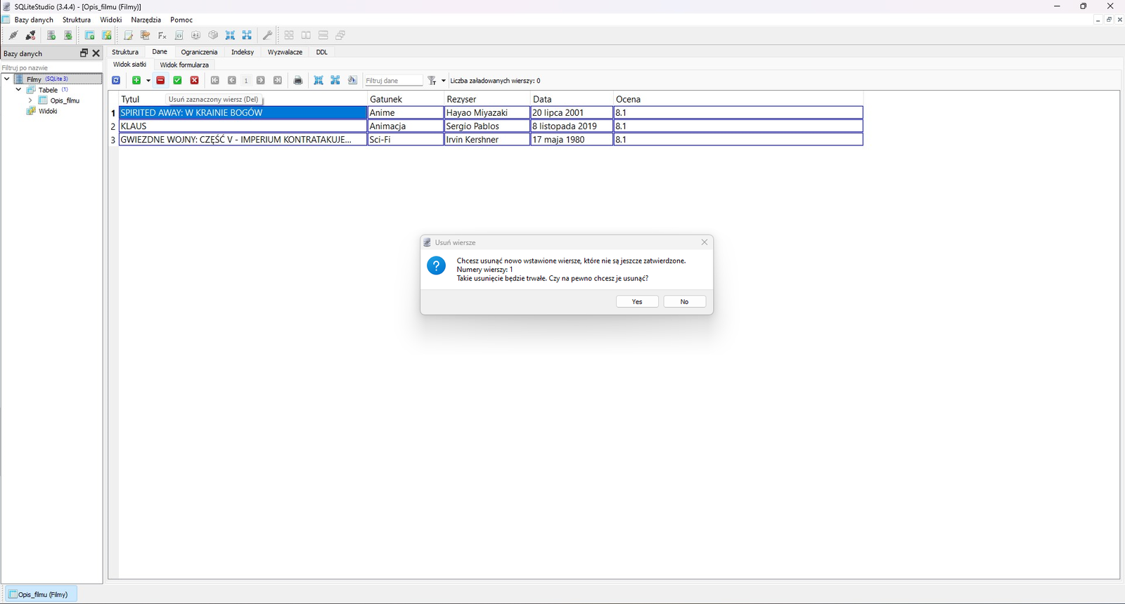 Na zdjęciu przedstawiono zrzut ekranu przedstawiający usuwanie wiersza w programie SQL lite Studio.W górnej części okna aplikacji widoczny jest pasek narzędzi z następującymi opcjami: bazy danych, struktur, widoki, narzędzia, pomoc. Poniżej paska narzędzi znajdują się ikony. Ikony przedstawiają w kolejności: zapięte wtyczki, rozpięte wtyczki, serwer z zielonym znakiem plus, serwer z dwoma zielonymi strzałkami, bazę danych ze znakiem plus, bazę danych ze znakiem plus i błyskawicą, kartkę papieru z ołówkiem, serwer z dłonią trzymającą kartkę, Fx, kartka z dwoma nawiasami ostrymi skierowanymi na zewnątrz, element z literami AZ, klocek dwa na dwa, cztery strzałki w układzie kwadratu skierowane do wewnątrz, cztery strzałki w układzie kwadratu skierowane na zewnątrz, klucz, cztery kwadraty w układzie kwadratu, dwa podłużne pionowe prostokąty obok siebie, dwa podłużne poziome prostokąty obok siebie, trzy okna ustawione jedno za drugim. Poniżej aplikacja podzielona jest na dwa obszary. Małe okno po lewej stronie ma tytuł: Bazy danych. Obok tytułu znajduje się znak powiększenia okna oraz zamknięcia. Poniżej znajduje się pole wyszukiwania. Na polu widoczny jest napis: filtruj po nazwie. W głównej części okna widoczna jest struktura bazy danych o nazwie: film. Struktura jest w formie drzewa. Kolejne poziomy to: table, opis filmu. Pod polem opis umieszczony jest napis widok.W prawej części okna znajduje się właściwy obszar roboczy. Na górze obszaru widoczne są zakładki: struktura, dane, ograniczenia, indeksy, wyzwalacze, DOL. Niżej umieszczone są napisy: widok siatki, widok formularza. Pod widokami znajdują się ikony. Ikony przedstawiają: niebieski kwadrat z dwoma strzałka w formie okręgu, zielony kwadrat z białym znakiem plus w środku, czerwony kwadrat z białym znakiem minus, szary kwadrat z symbolem ptaszka, szary kwadrat z symbolem krzyżyka, szary kwadrat ze strzałką skierowaną w lewą stronę która jest styczna do prostej pionowej, szary kwadrat ze strzałką zwróconą w lewą stronę, cyfra jeden, szary kwadrat ze strzałką skierowaną w prawą stronę która jest styczna do prostej pionowej, szary kwadrat ze strzałką zwróconą w prawą stronę, biały plik, kwadrat utworzony z niebieskich strzałek z grotami skierowanymi do wewnątrz, kwadrat utworzony z niebieskich strzałek z grotami skierowanymi na zewnątrz, biała kartka z wylewającą się na nią farbą z puszki, polem z napisem: filtruj dane, dwoma kluczami, napisu: liczba załadowanych wierszy zero. Pod ikonami znajduje się pole robocze na którym wyświetlana jest baza danych. Na polu widoczna jest niebieska tabela z wierszami nagłówkowymi: tytuł, gatunek, reżyser, data, ocena.Przykładowo wypełniona tabela.               Tytuł         Gatunek         Reżyser         Data         Ocena                          Spirited away: W krainie bogów             Anime             Hayao Miyazaki             20 lipca 2021             8.1                                Klaus             Animacja             Sergio Pablos             8 listopada 2019             8.1                                Gwiezdne wojny część piąta - Imperium kontratakuje             Sci‑Fi             Irvin Kershner             17 maja 1980             8.1           Komórka z tytułem Spirited away: W krainie bogów jest zaznaczona. Pod tabelą wyświetla się okno dialogowe o nazwie: usuwanie wiersza. W oknie znajduje się napis: chcesz usunąć nowo wstawione wiersze, które nie są jeszcze zatwierdzone. Numer wierszy: 1. Takie usunięcie będzie trwałe. Czy na pewno chcesz je usunąć. Pod komunikatem znajdują się przyciski: yes, no.