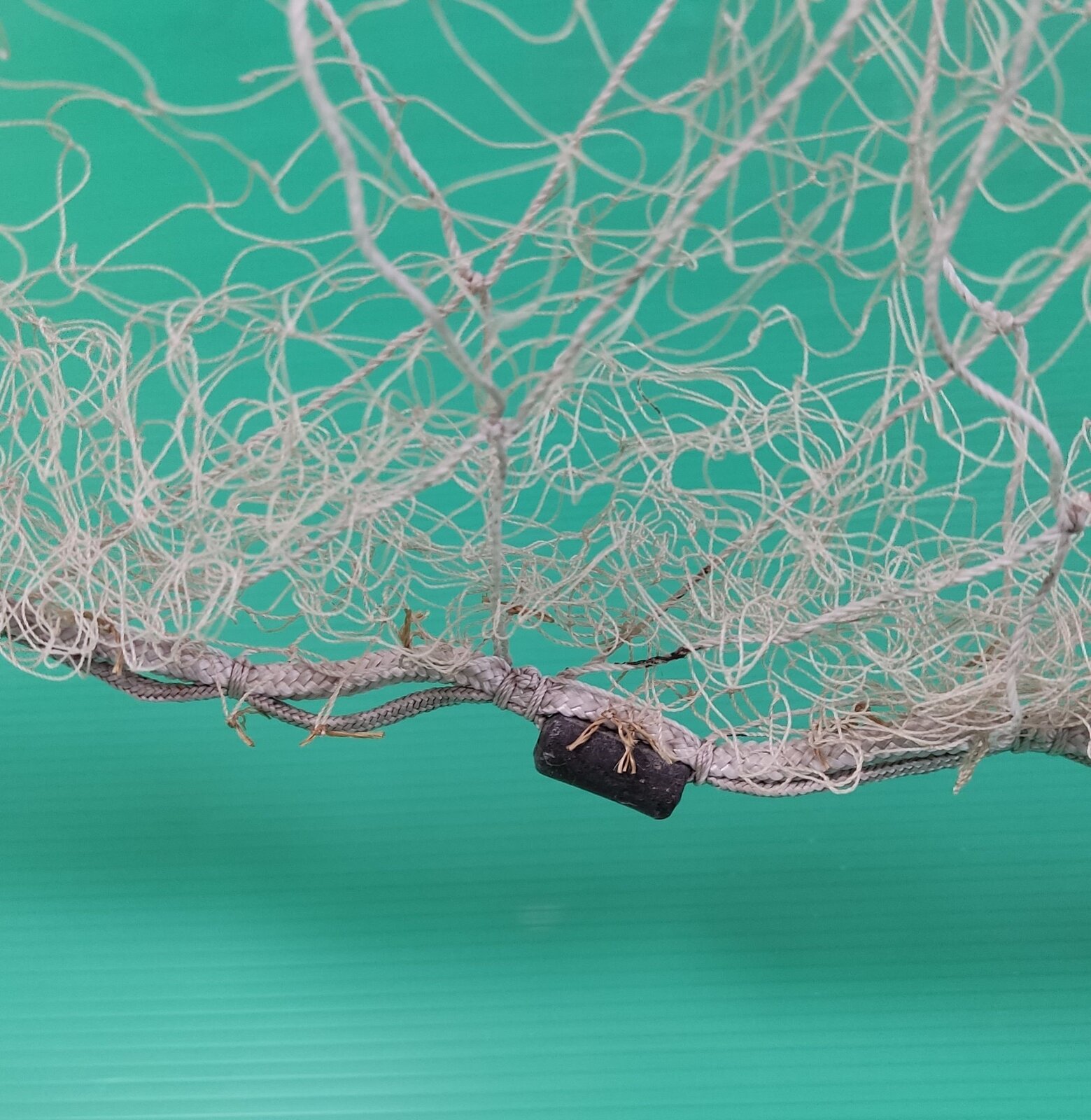 Zdjęcie przedstawia podborę, czyli dolną część sieci rybackiej.