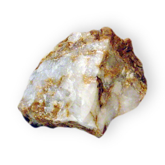 Na zdjęciu jest minerał o zbitej strukturze. Dominuje gładka powierzchnia w białym kolorze. Minerał ma brązowo‑żółte dodatki.  