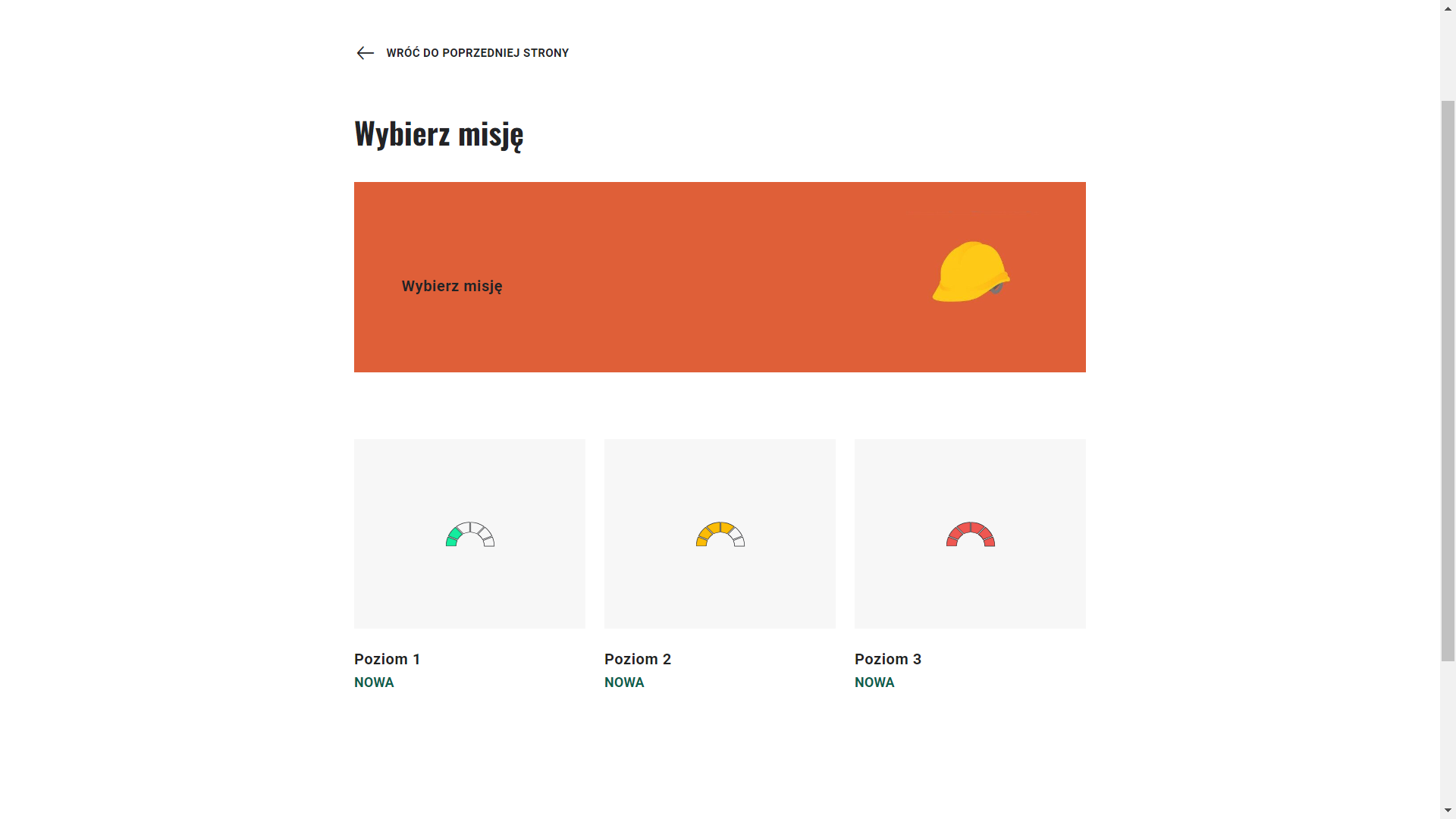 Grafika prezentuje przykładowy wygląd panelu wyboru misji. Na górze umieszczono pomarańczowe pole z czarnym napisem: „Wybierz misję” oraz rysunkiem żółtego kasku ochronnego po prawej stronie. Niżej umieszczono symbole poziomu trudności w trzech kwadratowych polach. Symbole mają postać półokręgu złożonego z sześciu pól. Pierwszy symbol oznaczający najłatwiejszy poziom ma dwa pierwsze pola wypełnione kolorem zielonym. Drugi, oznaczający trudniejszy poziom posiada cztery pola wypełnione kolorem żółtym. Trzeci symbol najtrudniejszego poziomu ma wszystkie pola wypełnione na czerwono. Pod pierwszą ikoną znajduje się zadanie pierwsze, pod nim napis „Nowa”, a poniżej tekst: „Wykonanie odwodnienia bezokapowego z rynną ukrytą w małym domu jednorodzinnym”. Pod drugą ikoną mieści się zadanie drugie, napis „Nowa” oraz tekst: „Wykonanie odwodnienia tradycyjnego, rynnowego w dużym domu jednorodzinnym”. Pod trzecią znajduje się zadanie trzecie, napis „Nowa” i treść: „Wykonanie odwodnienia wewnętrznego, podciśnieniowego w pięciopiętrowym domu wielorodzinnym”. Pod każdym zadaniem umieszczono prostokątny biały przycisk „Rozpocznij”.