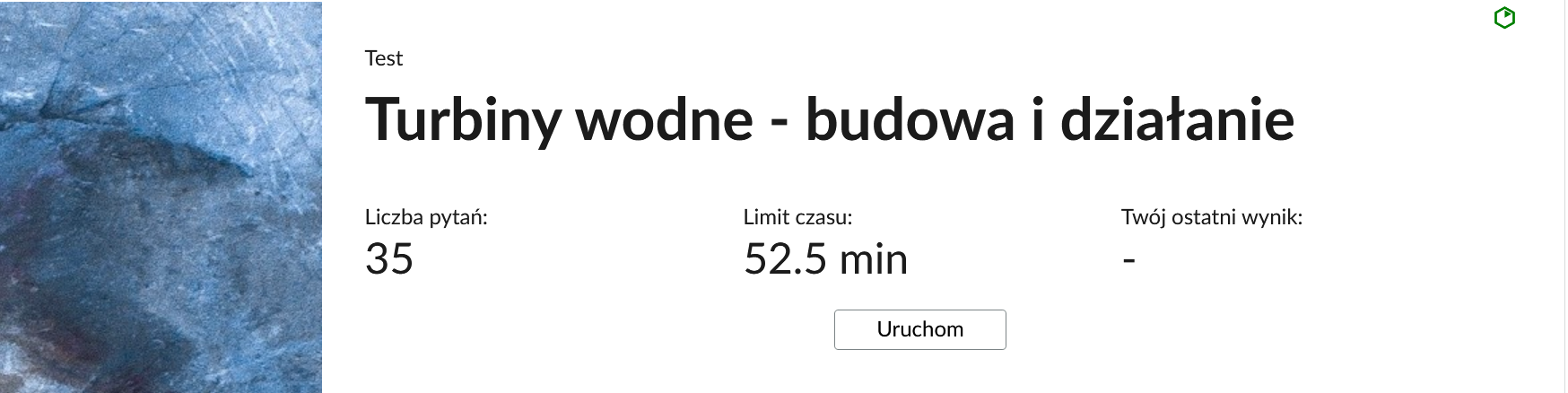 Grafika przedstawia przykładowy wygląd panelu testu. Składa się on z tytułu testu: "Turbiny wodne‑budowa i działanie", informacji o liczbie pytań, czasie, w którym należy rozwiązać test, oraz o ostatnim uzyskanym wyniku. Poniżej widać przycisk "Uruchom".