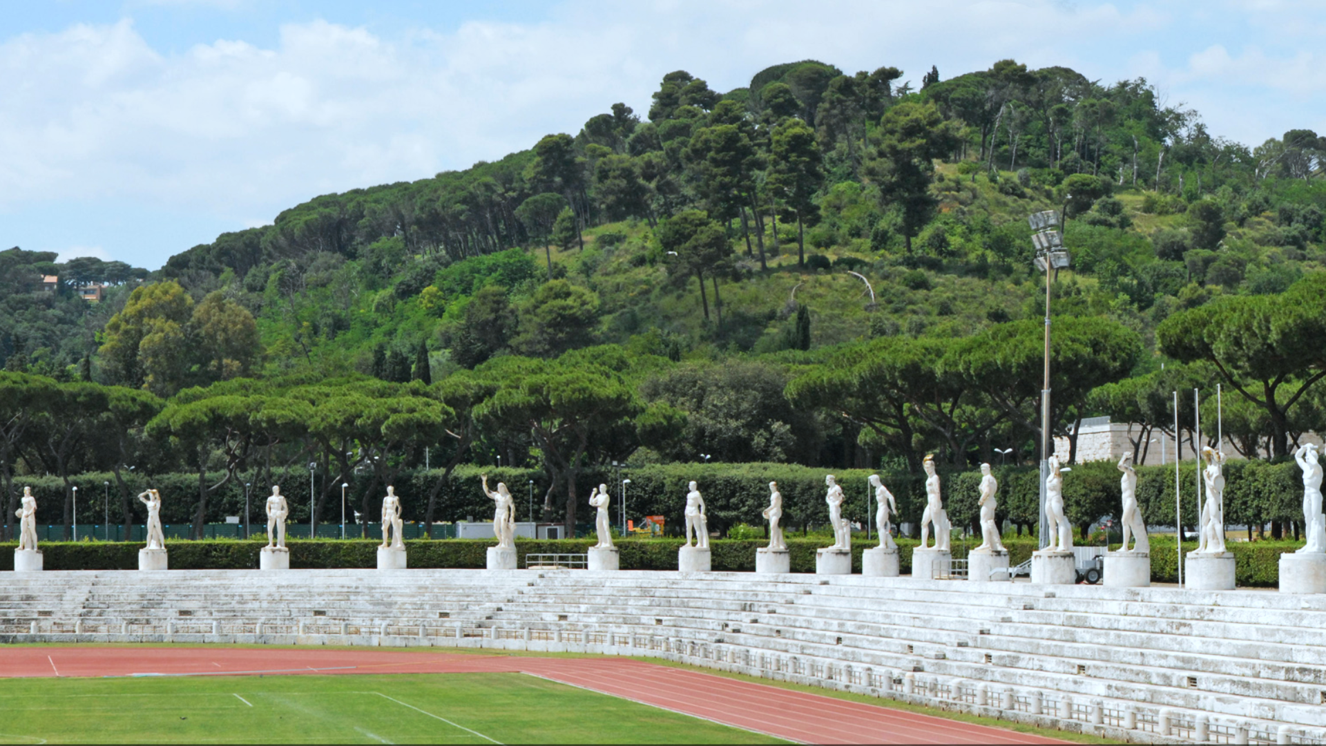 Zdjęcie przedstawia stadion marmurów w Rzymie. Stadion jest otoczony figurami.