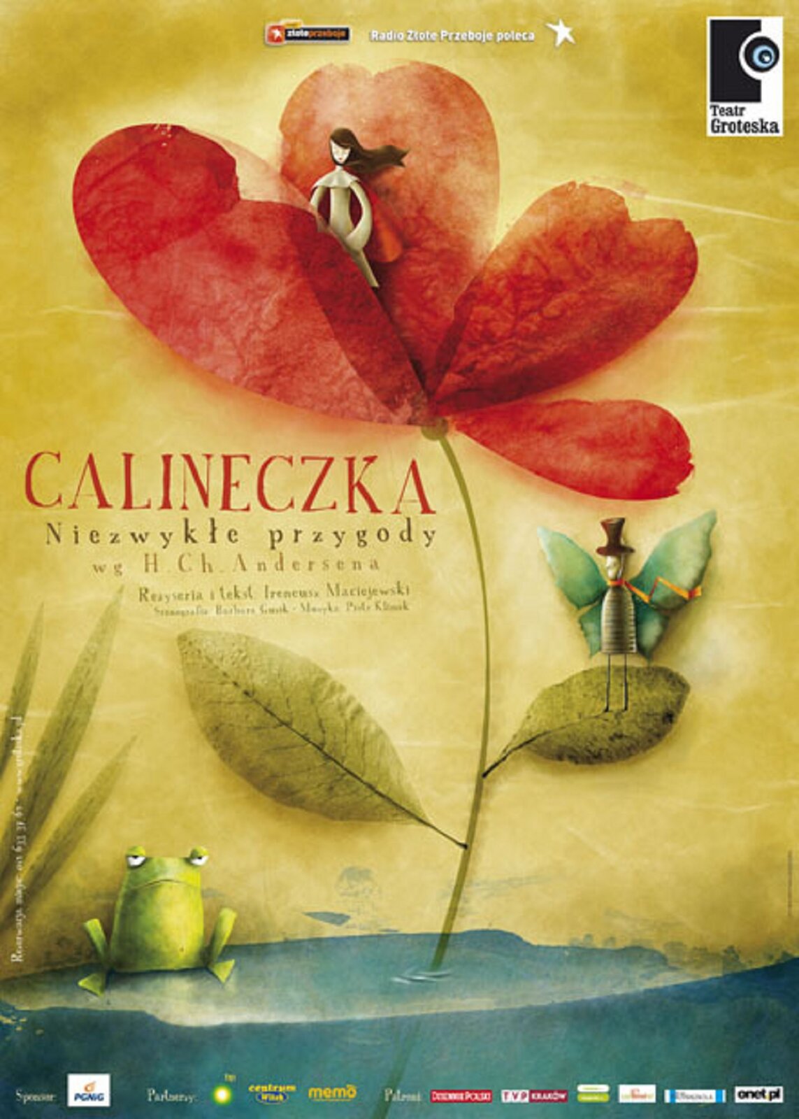 Ilustracja przedstawia plakat do przedstawienia teatralnego „Calineczka” w teatrze Groteska w Krakowie. W centrum kompozycji, na zielonkawym tle znajduje się wystający z tafli wody, czerwony mak o cienkiej łodyżce i drobnych liściach. Pośród płatków kwiatu stoi Calineczka w białej sukience. Jej ciemnobrązowe włosy powiewają na wietrze. Na jednym z listków maku przysiadł motyl o niebieskich skrzydłach. Na głowie ma brązowy cylinder, natomiast pod szyją zawiązany pomarańczowy szalik. U dołu kompozycji, po lewej stronie siedzi zielona naburmuszona żaba.  Ilustracja utrzymana jest w ciepłej kolorystyce z dominacją zieleni. W centrum, obok łodyżki maku znajduje się czerwony napis: CALINECZKA – Niezwykłe przygody w. H. Ch. Andersena.