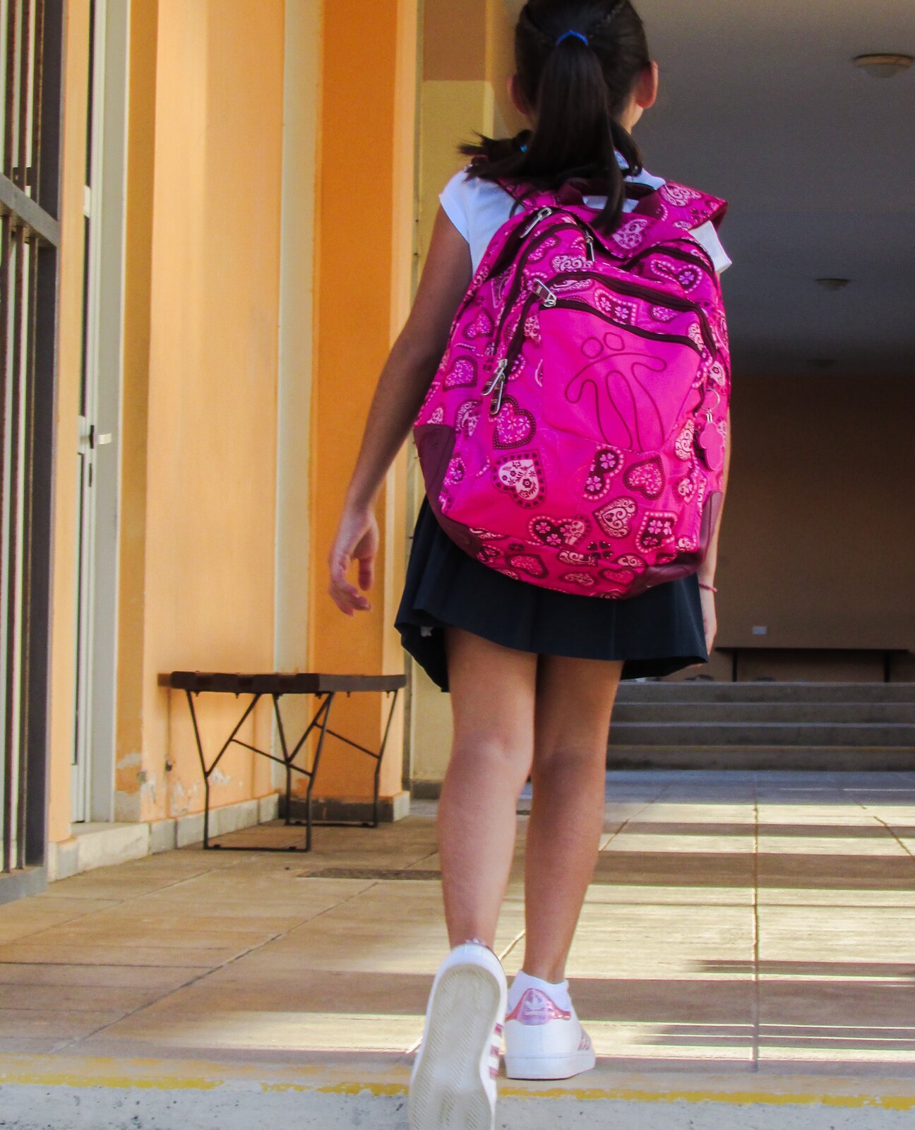 Ilustracja przedstawia dziewczynkę z plecakiem szkolnym.