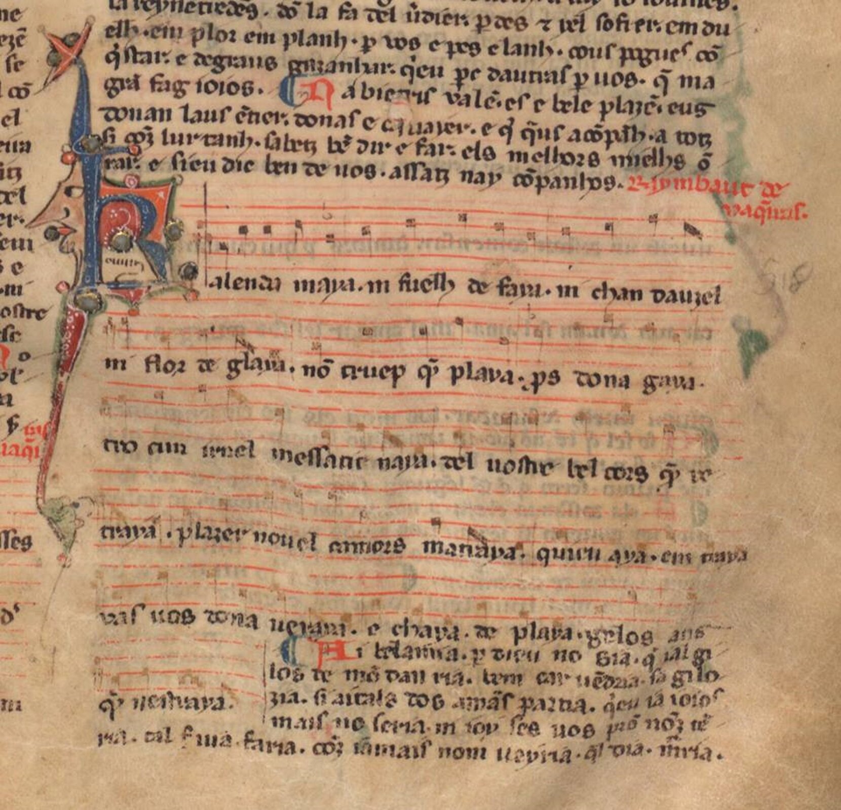 Ilustracja przedstawia średniowieczny zapis nutowy. Kwadratowe nuty zapisane są na czerwonych czteroliniach, pod każdą z nich znajduje się tekst utworu, rozpoczynający się ozdobnym inicjałem, przed pierwszą czterolinią. Tekst w kolorze czarnym i czerwonym znajduje się również przed i po utworze.