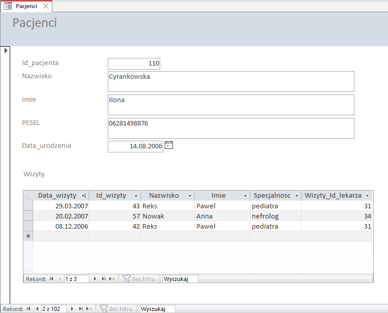 Zrzut ekranu przedstawia przykładowy interfejs formularza wyświetlającego dane dla pacjenta.  Posiada on w nagłówku nazwę: Pacjenci.  Poniżej znajdują się informacje o pacjencie takie jak:  Id_pacjenta, Nazwisko, Imie, PESEL, Data_urodzenia oraz okno z arkuszem zawierającym informacje o wizytach pacjenta.  Poniżej znajdują się strzałki do przejścia do następnego lub poprzedniego pacjenta.  