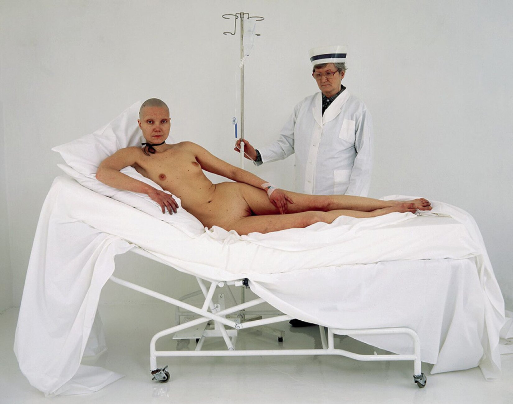 Praca przedstawia leżącą na łóżku szpitalnym nagą i łysą kobietę. Olimpia jedną rękę trzyma przy piersi, drugą trzyma na udach. Za Olimpią stoi pielęgniarka w podeszłym wieku.