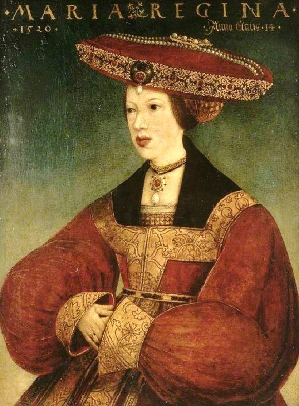 Na obrazie jest Maria Habsburżanka. Na głowie ma czerwono‑złoty kapelusz z bardzo dużym rondem. Kapelusz jest bogato zdobiony perłami. Na rondzie kapelusza jest ozdobna lamówka, a na środku, tuż nad czołem przypięta duża broszka. Na szyi ma przylegający, złoty naszyjnik z dużą zawieszką i przyczepioną do niej perłą. Ubrana jest w czerwono‑złotą suknię z czarnym kołnierzem. W sukni są duże bufiaste rękawy. 