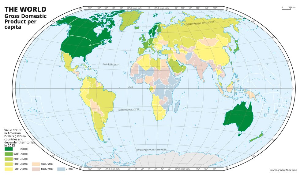 Ilustracja przedstawia mapę świata - The world gross domestic product per capita. Na mapie  przedstawiono produkt krajowy brutto w dolarach amerykańskich na jednego mieszkańca w poszczególnych państwach w dwa tysiące trzynastym roku.Mapa pokryta jest równoleżnikami i południkami. Dookoła mapy w ramce opisano współrzędne geograficzne co dwadzieścia stopni. Na dole mapy zamieszczono legendę.