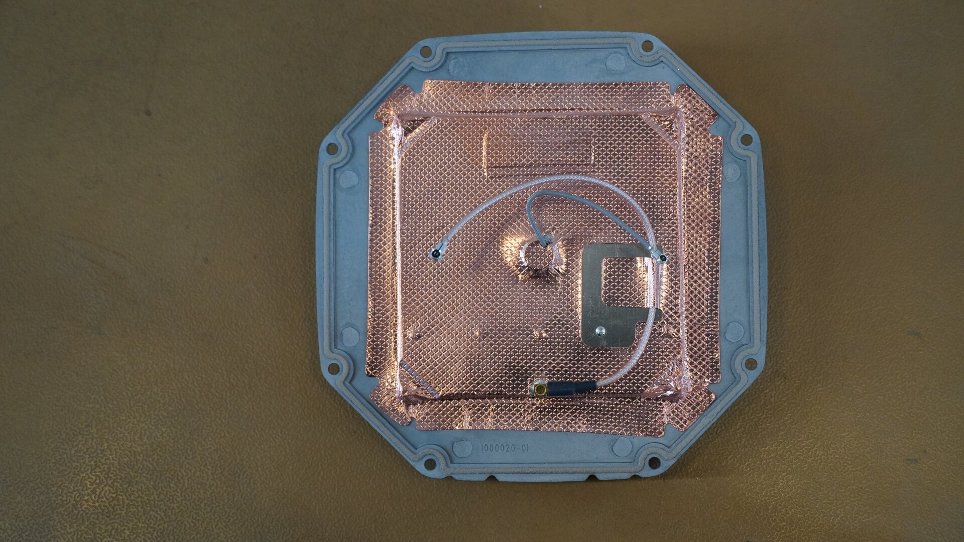 Zdjęcie ukazuje spodnią powierzchnię płyty anteny z przewodami przekazującymi sygnał z anteny do płyty głównej.