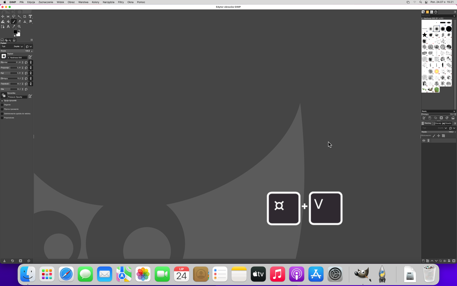 Ilustracja przedstawia okno programu edytora obrazów GIMP. W dolnej części umieszczono grafikę przedstawiającą kombinację klawiszy Command oraz V.