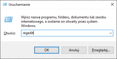 Ilustracja przedstawia okno uruchamiania. Kominkat: Wpisz nazwę programu, folderu, dokumentu lub zasobu internetowego, a zostanie on otwarty przez system Windows. W polu poniżej wpisano regedit. Na samym dole pojawiają się 3 przyciski, OK, Anuluj oraz Przeglądaj.