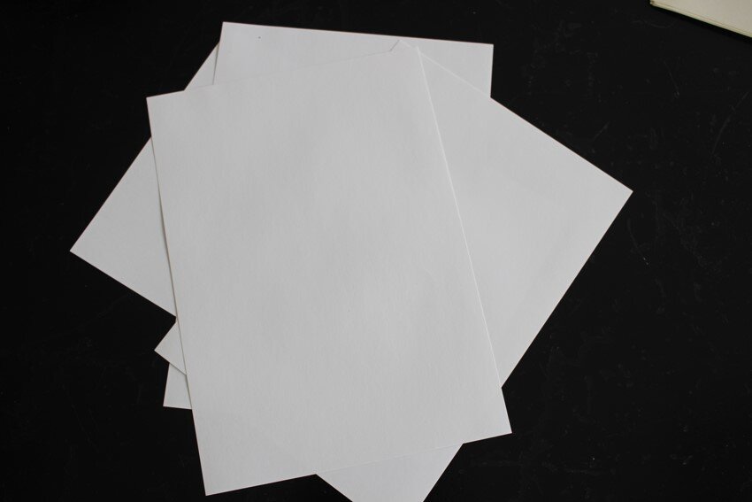 Zdjęcie przedstawia kilka arkuszy A4 papieru białego, drukowego.