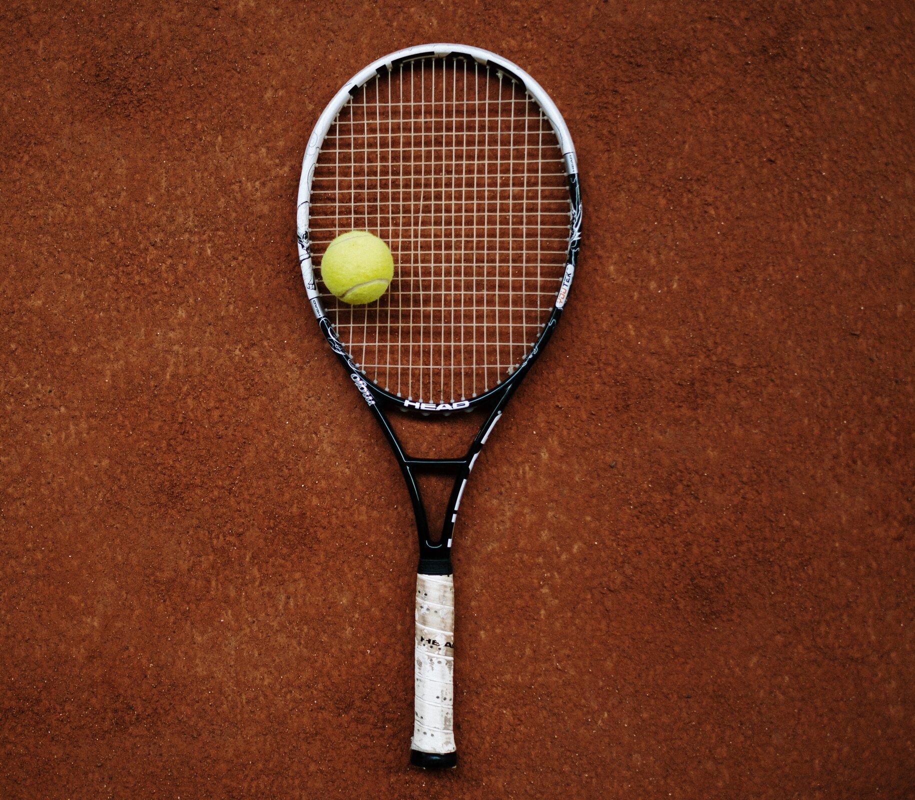 Ilustracja przedstawia rakietę i piłkę tenisową