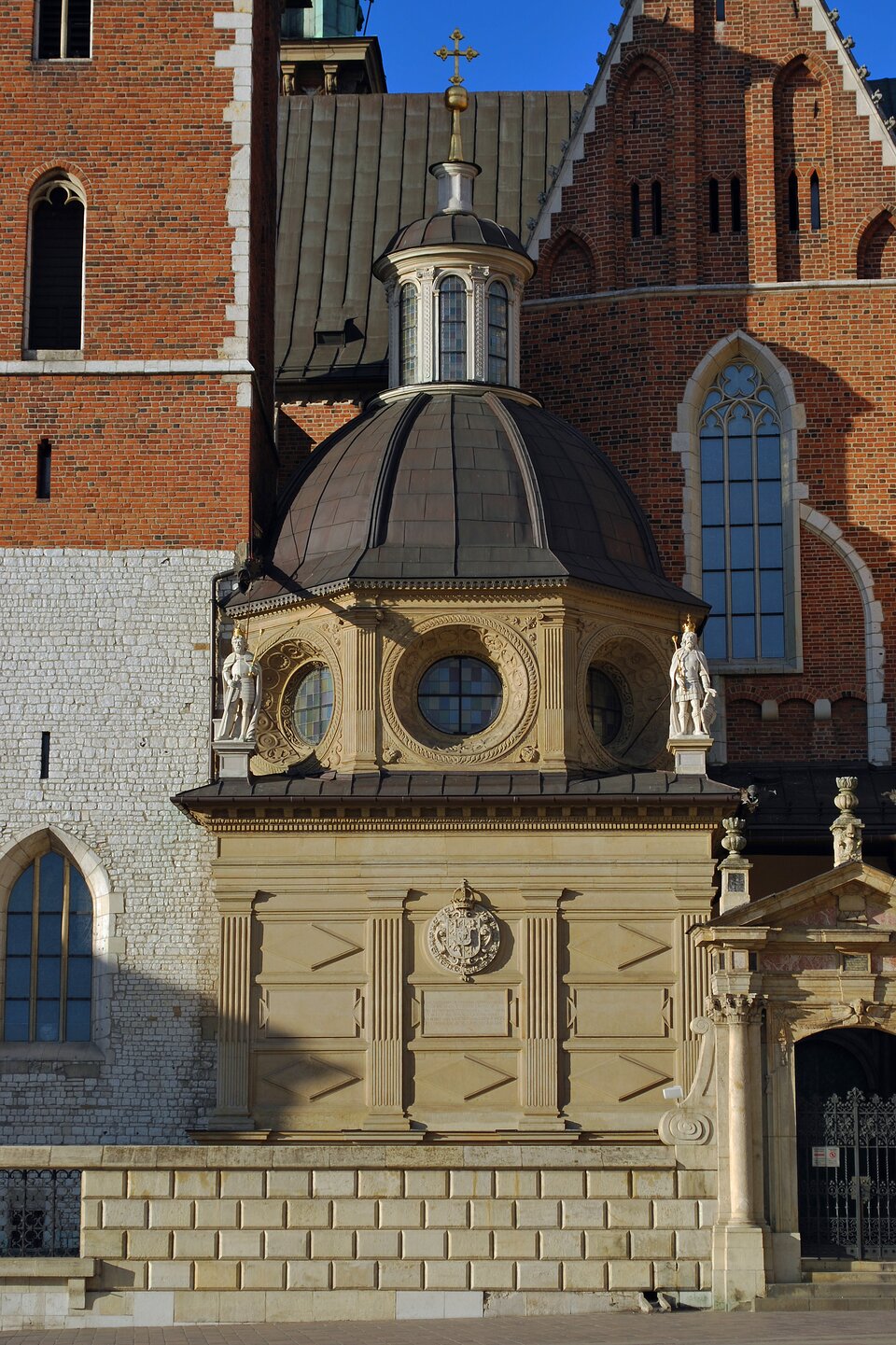 Ilustracja przedstawia kaplicę Wazów Kościoła św. Stanisława i św. Wacława na Wawelu w Krakowie. Kaplica jest kopią renesansowej kaplicy Zygmuntowskiej.