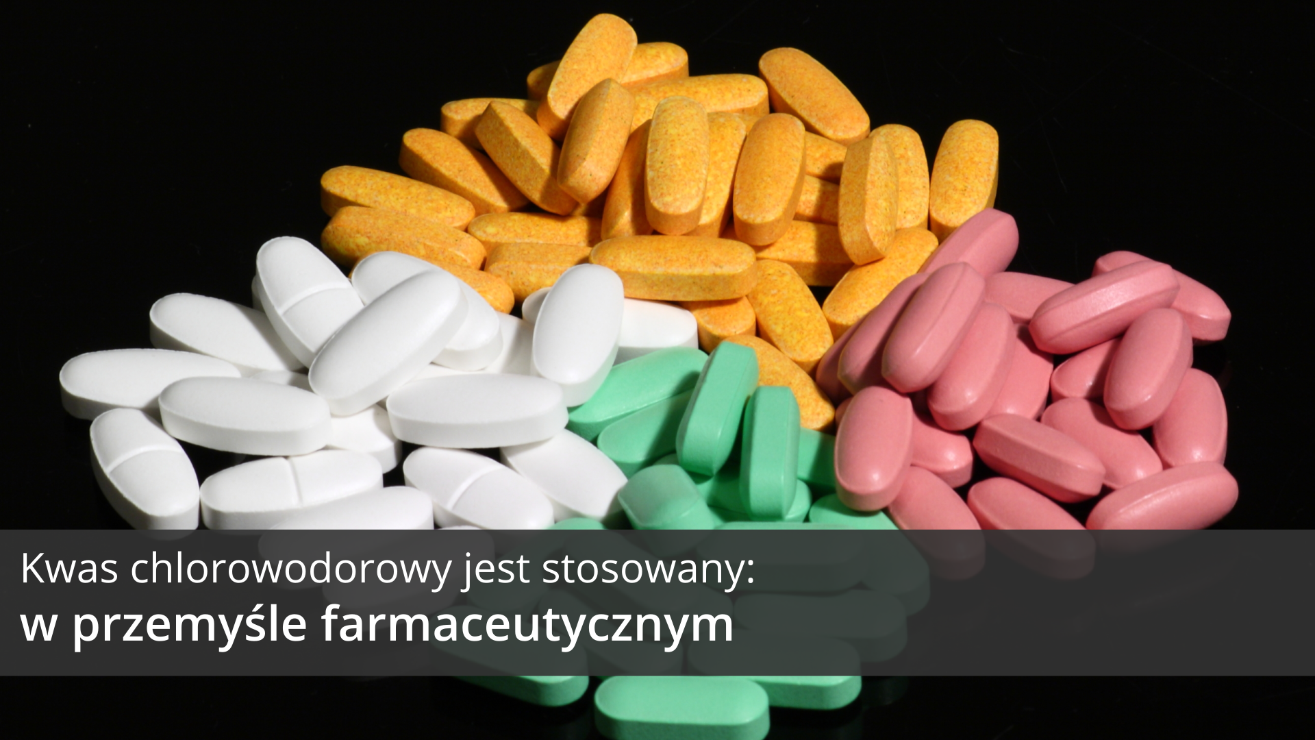 Siódma ilustracja galerii przedstawia zdjęcie lekarstw bez opakowań. Podłużne pastylki w czterech różnych kolorach: białym, zielonym, różowym oraz żółtym, usypane są w cztery sąsiadujące ze sobą sterty. Na tle obrazka, w dolnej części ilustracji, znajduje się ciemnoszary pasek, na którym umieszczono jasny napis: Kwas chlorowodorowy jest stosowany w przemyśle farmaceutycznym.