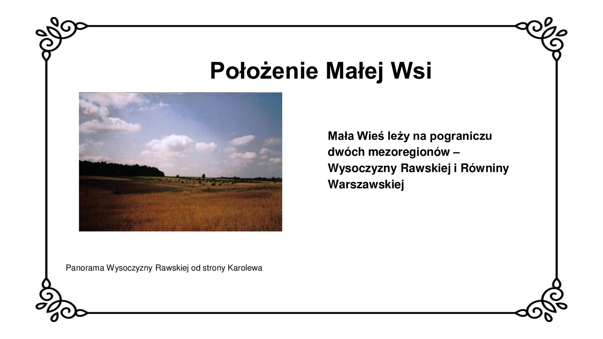 Ilustracja przedstawia panoramę Wysoczyzny Rawskiej od strony Karolewa Na pierwszym planie pas pól sięgający dalszego planu zdjęcia, na którym widoczny jest fragment lasu od lewej krawędzi fotografii ku centrum. Od centrum do prawej krawędzi fotografii widoczne krzewa i drzewa.