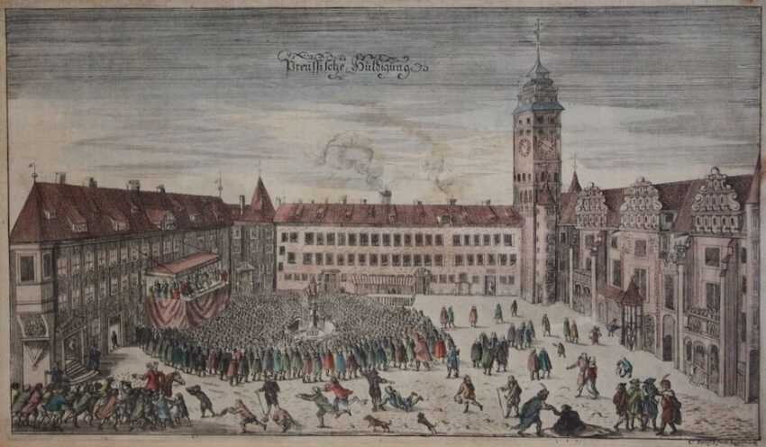 Ilustracja przedstawia duży plac miejski, otoczony kamienicami, na placu znajduje się tłum ludzi stojący w zwartej grupie, dookoła biegają pojedyncze osoby.