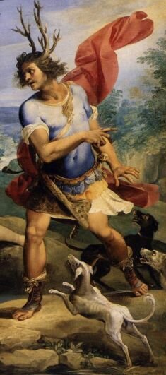 Ilustracja przedstawia fragment dużego obrazu. Ukazany jest młody mężczyzna o muskularnej sylwetce. Jego ciało jest częściowo odwrócone. Ma na sobie krótką tunikę i lekką zbroję, na stopach sandały przewiązane rzemieniami. Za jego plecami unosi się na wietrze  fragment czerwonego płaszcza. Mężczyzna ma ciemne rozpuszczone włosy. Z głowy wyrastają mu jelenie rogi. Wokół biegną psy myśliwskie. Tło stanowi skalisty krajobraz z zielenią i odległym, jasnym niebem.