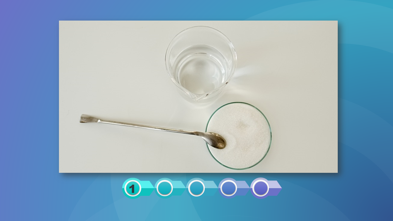 Ilustracja przedstawia szklankę wypełnioną wodą do połowy. Obok szklanki znajduje się szklany spodek na którym leży metalowa łyżeczka.