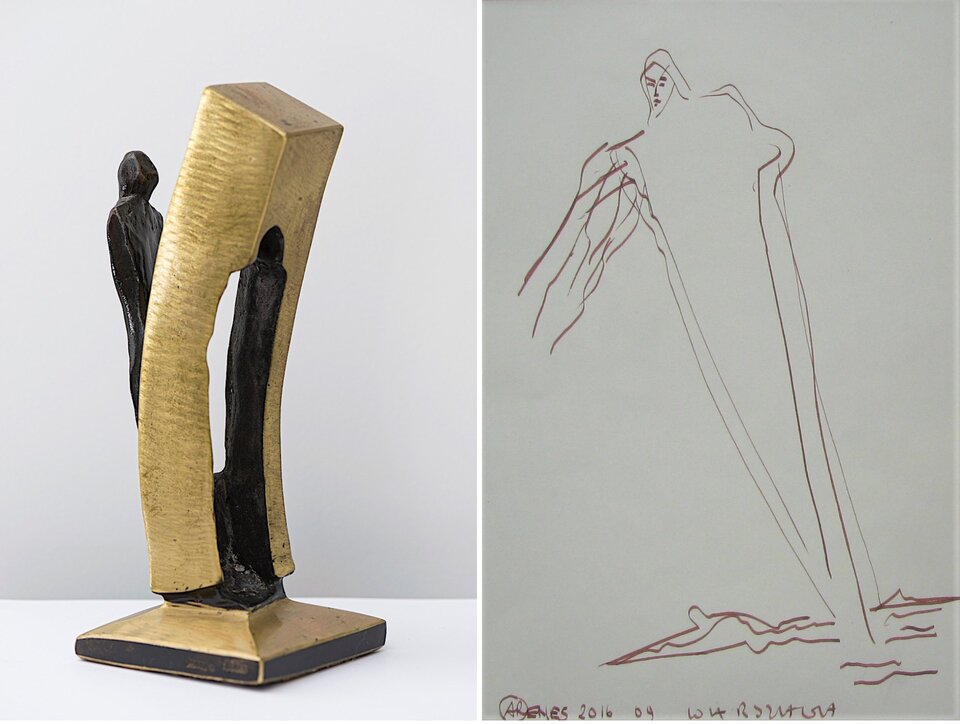 Fotografia przedstawia dwie prace autorstwa Andrzeja Renesa pod tytułem „Wyjście”. Praca z lewej strony to rzeźba ukazująca postać wychodzącą z formy w kształcie sztabki. Praca z prawej strony tu rysunek do rzeźby – naszkicowana postać o bliżej nieokreślonej płci, ubrana w szaty sięgające do ziemi. 