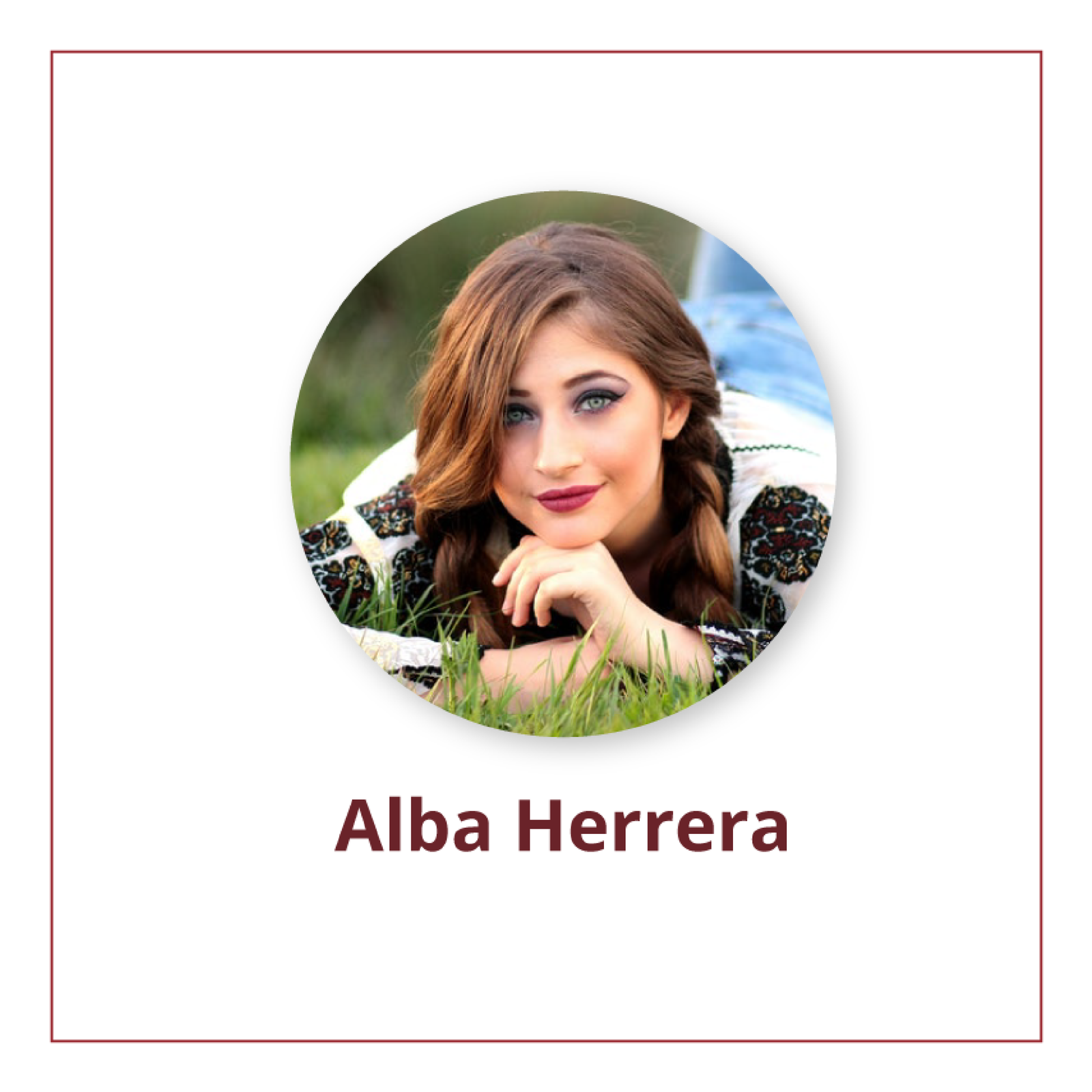 Portret dziewczyny z brązowymi włosami leżącej na trawie, z podpisem: Alba Herrera. 