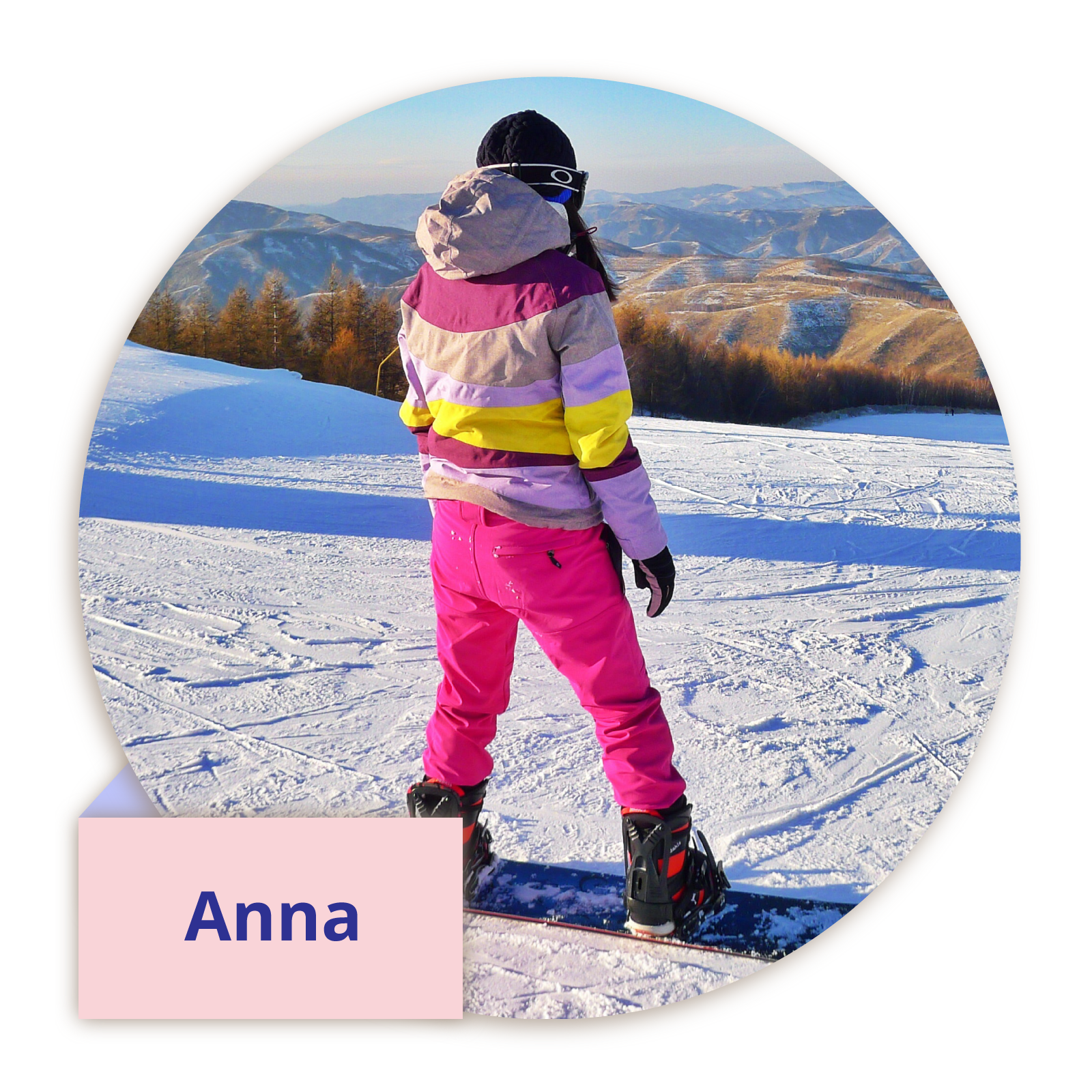 Zdjęcie przedstawia kobietę w kombinezonie narciarskim, która stoi na stoku górskim. Podpis: Anna.