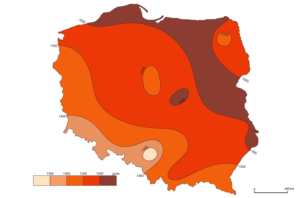 Mapa Polski przedstawia średnie roczne sumy usłonecznienia. Na śląsku występuje 1300 godzin. W rejonie Sudetów 1400 godzin. W pasie od zachodu przez Karpaty 1500 godzin. W pasie od pojezierzy na zachodzie kraju do Lubelszczyzny 1600 godzin z wyjątkiem środka Polski, gdzie występuje 1500 i 1600 godzin. W pasie obejmującym Gdańsk i wschód kraju występuje ponad 1600 godzin. Na Podlasiu występuje 1600 godzin, a w okolicach Suwałk 1500 godzin.