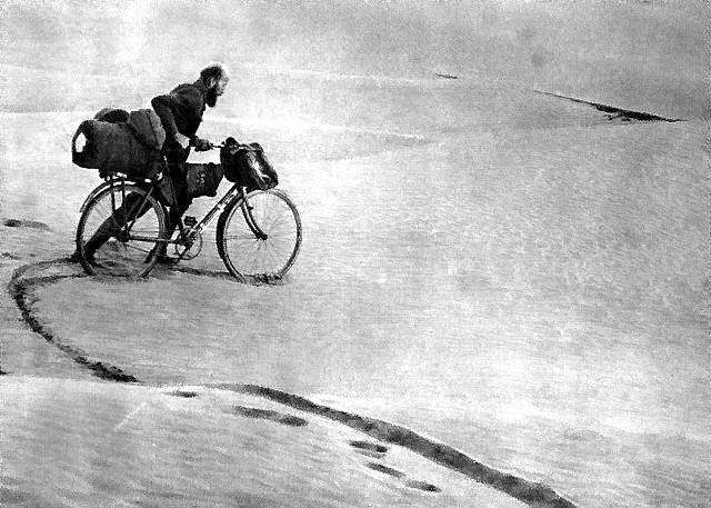 Kazimierz Nowak z rowerem na pustyni, około 1931–1936 Kazimierz Nowak z rowerem na pustyni, około 1931–1936 Źródło: domena publiczna.