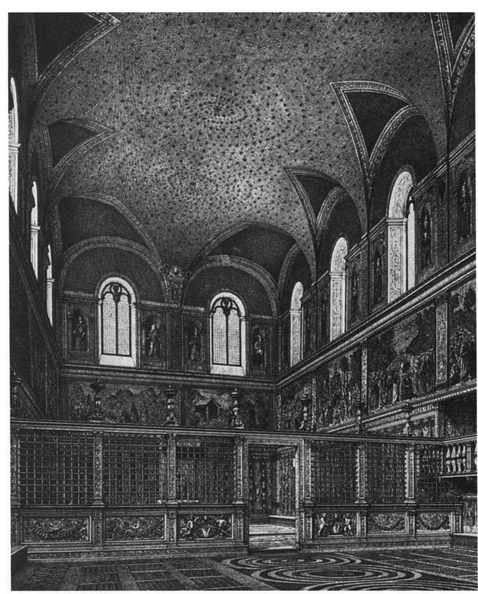 Czarno‑biała rycina przedstawiająca wnętrze wysokiej, prostokątnej sali o sklepionym, kopulastym suficie pokrytym gęstym, dekoracyjnym wzorem. W górnej części ścian znajdują się wysokie, półkoliście zamknięte okna wpuszczające światło do wnętrza. Poniżej biegnie pas ścian wypełnionych malowidłami lub reliefami z licznymi postaciami w scenach figuralnych. Dolną część przestrzeni oddziela bogato zdobiona przegroda z kratą i panelami ornamentalnymi, z centralnym wejściem. Posadzka ma geometryczny wzór, a całość wnętrza cechuje symetria i bogactwo detalu architektonicznego.