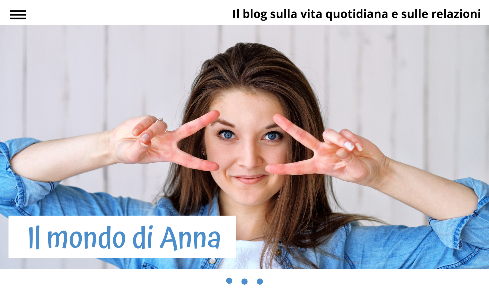 Zdjęcie przedstawia młodą kobietę. Kobieta palce obu rąk ma ułożone w kształcie litery V. Dłonie zbliża w tym układzie palców do twarzy w okolicach oczu. Na zdjęciu znajduje się napis: Il mondo di Anna. Nad zdjęciem znajduje się napis: Il blog sulla vita quotidiana e sulle relazioni.