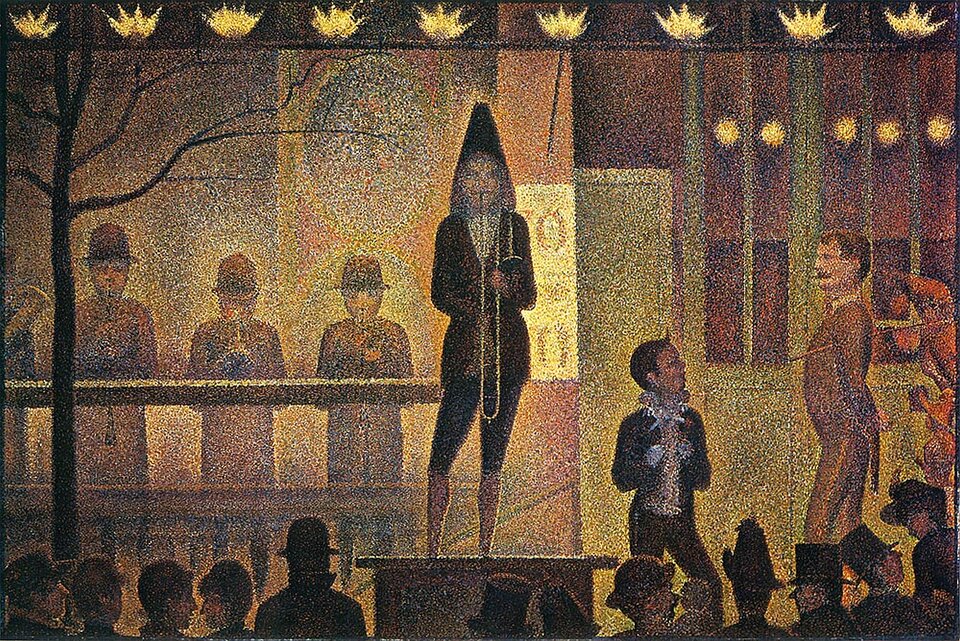 Ilustracja przedstawia obraz Georgesa Seurata pt. „Parada”. Obraz ukazuje scenę występu na podwyższonej estradzie, oświetlonej intensywnym, ciepłym światłem, które wydobywa z mroku centralną postać stojącą na platformie. Mężczyzna w ciemnym stroju i wysokim, stożkowatym kapeluszu trzyma w dłoniach długi, zwisający łańcuch lub linę, którą prezentuje publiczności. Za nim, w półkolu, siedzą inni uczestnicy występu, prawdopodobnie muzycy, których sylwetki są uproszczone i zbudowane z drobnych, migotliwych punktów barwy. Po prawej stronie sceny stoją dwie kolejne postacie, jedna w jasnym stroju, druga w ciemnym, jakby przygotowywały się do wejścia na scenę lub prowadziły krótką rozmowę. Na pierwszym planie widoczna jest publiczność, przedstawiona jako ciemne, niemal abstrakcyjne sylwetki głów w kapeluszach, tworzące gęsty pas cienia oddzielający widza od oświetlonej sceny. Całość namalowana jest techniką pointylizmu, co oznacza, że zarówno postacie, jak i tło powstają z drobnych, oddzielnych punktów koloru. Jasne partie sceny składają się z gęstych skupisk żółci, pomarańczy i czerwieni, które tworzą efekt pulsującego światła, natomiast cienie budowane są z chłodnych granatów, fioletów i czerni. Tło za sceną jest wypełnione pionowymi elementami przypominającymi dekoracje lub konstrukcję estrady, również złożonymi z drobnych punktów, które nadają całości wrażenie migotania. Dzięki temu sposób malowania sprawia, że obraz wydaje się żywy, pełen drżenia światła i ruchu, a każda sylwetka jest bardziej sugerowana niż szczegółowo opisana, co wzmacnia atmosferę nocnego występu oglądanego przez tłum.