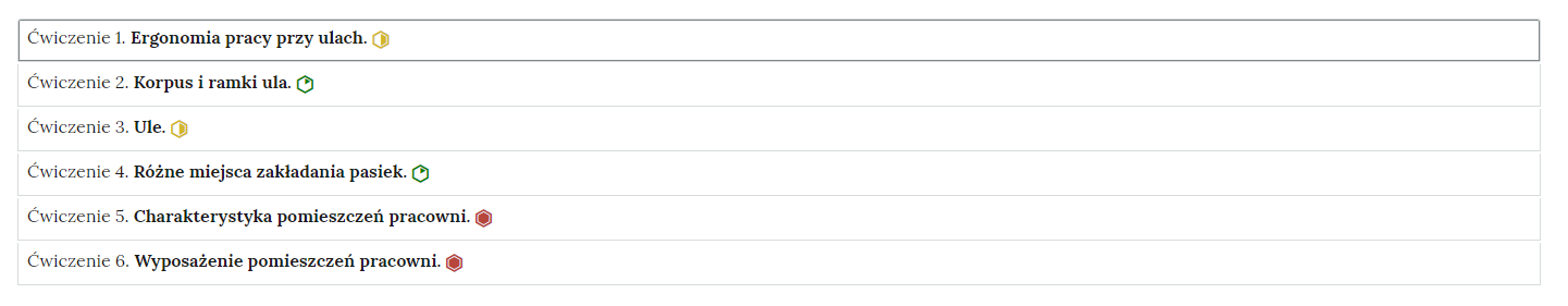 Zdjęcie przedstawia przykładowy widok ogólny harmonii z sześcioma interaktywnymi materiałami sprawdzającymi. Jest to kolumna z sześcioma wierszami. Wewnątrz każdego z nich został umieszczony numer ćwiczenia wraz z nazwą działu, którego dotyczy. Z boku dodatkowo znajduje się ikonka w kształcie sześciokąta oznaczająca poziom trudności. Zielona oznacza łatwy, żółta średni, a czerwona trudny. Po kliknięciu danego wiersza ukazuje się wybrane ćwiczenie.
