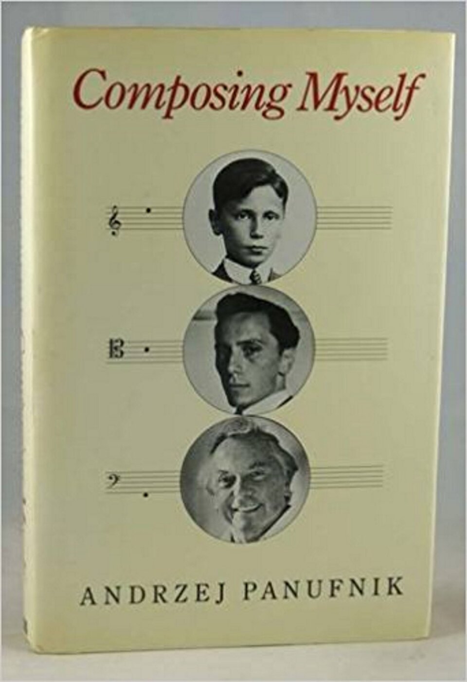 Ilustracja przedstawia okładkę autobiografii kompozytora „Composing Myself” z 1987 r. Na okładce znajdują się trzy zdjęcia mężczyzny w wieku młodzieńczym, dojrzałym i starszym. Pierwsze zdjęcie przedstawia młodzieńca z gęstymi, ciemnymi włosami. Chłopiec ma poważną minę, ubrany jest w białą koszulę, krawat i sweter. Drugie zdjęcie przedstawia dojrzałego chłopaka w ciemnych, gęstych włosach z poważną miną. Trzecie zdjęcie na okładce przedstawia starszego, siwego, uśmiechniętego mężczyznę.