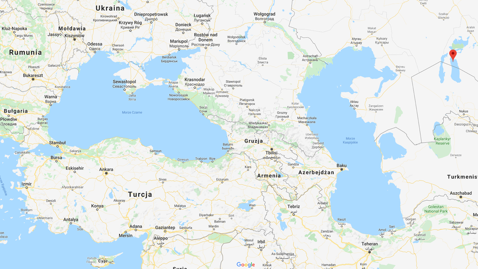 Grafika przedstawia fragment mapy świata, na którym widoczne jest Morze Kaspijskie w postaci pionowej eliptycznej plamy w kolorze niebieskim. Morze otaczają lądy zaznaczone na biało. Oprócz Morza Kaspijskiego na mapie znajduje się Morze Czarne a w lewym dolnym rogu widoczny jest fragment Morza Śródziemnego. Na lądach są wyznaczone linie - granice państw.