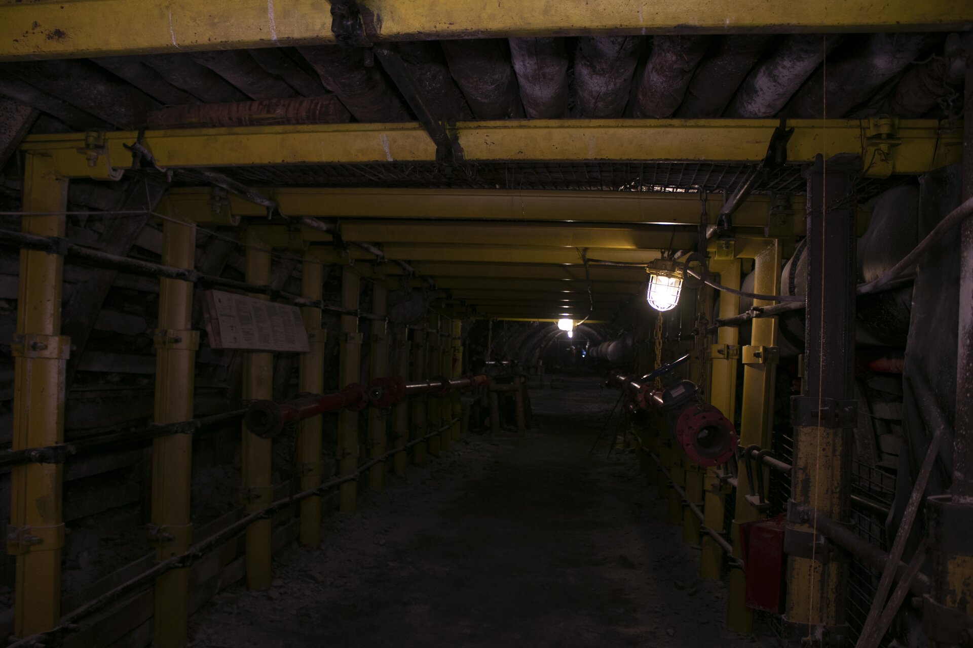 Obudowy. Od tyłu: obudowa drewniana złożona z wiązaniem polskim wzmocniona stojakiem ciernym typu ,,Valent'', obudowa stalowa prostokątna wzmocniona podciągami stalowymi