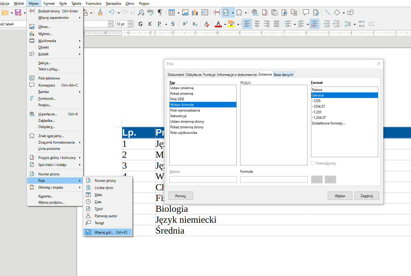 Ilustracja przedstawia fragment dokumentu w programie  LibreOffice Writer . Widoczne są na nim zakładki: Plik, Edycja, Widok, Wstaw, Format, Style, Tabela, Formularz, Narzędzia, Okno, Pomoc, a poniżej w pasku ikonki menu. Zakładka Wstaw jest rozwinięta – przyjmuje postać listy menu z opcjami: Podział strony Ctrl+Enter, Więcej separatorów, Obraz, Wykres, Multimedia, Obiekt, Kształt, Sekcja…, Tekst z pliku…, Pole tekstowe, Komentarz Ctrl+Alt+C, Ramka, Fontwork…, Podpis…, Hiperłącze…, Zakładka…, Odsyłacz…, Znak specjalny…, Znacznik formatowania, Linia pozioma, Przypis dolny i końcowy, Spis treści i indeks, Numer strony, Pole, Główka i stopka, Koperta… i Wiersz podpisu…. Zaznaczona jest opcja Pole, obok rozwinięta jest lista: Numer strony, Liczba stron, Data, Czas, Tytuł, Pierwszy autor, Temat, Więcej pól… Ctrl+F2. Na tle dokumentu widoczne jest duże okno z zakładkami w górnym pasku: Dokument, Odsyłacze, Funkcje, Informacje o dokumencie, Zmienne i baza danych. Zaznaczona jest zakładka: Zmienne. Znajdują się w niej mniejsze okienka: Typ z opcjami wyboru: Ustaw zmienną, Pokaż zmienną, Pole DDE, zaznaczona opcja Wstaw formułę, Pole wprowadzania, Sekwencja, Ustaw zmienną strony, Pokaż zmienną strony i Pole użytkownika. Kolejny obszar to puste pole Wybór oraz pole Format z opcjami wyboru: Nazwa, General, -1235, -1234,57, -1,235, -1234,57 i Dodatkowe formaty. W dolnym pasku okna znajdują się przyciski: Pomoc, Wstaw i Zamknij.