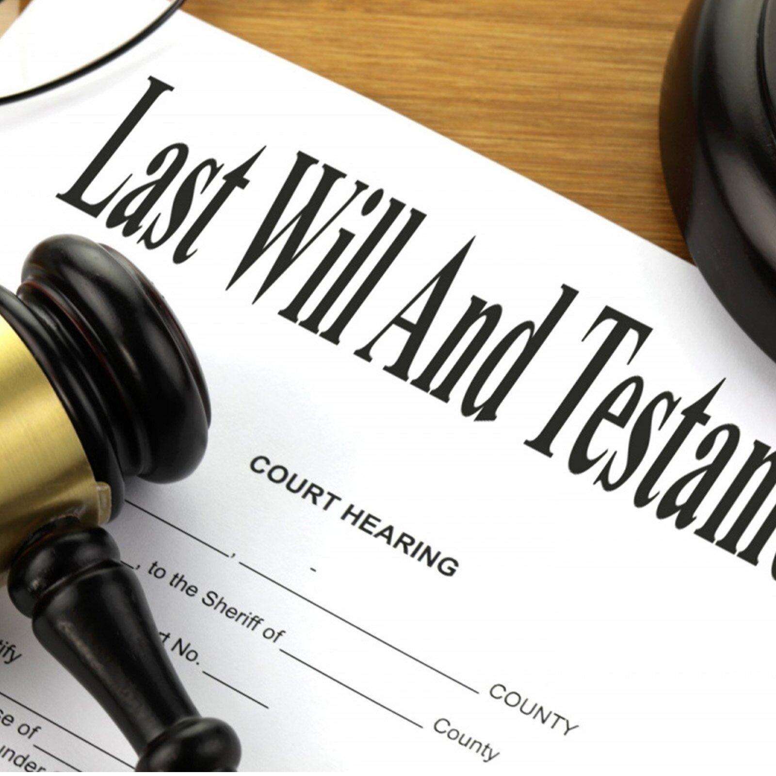 Zdjęcie przedstawia kartkę na której jest nagłówek "LAST WILL AND TESTAMENT", pod którym znajdują się rubryki do wypełnienia. Na kartce leży młotek sędziowski. 